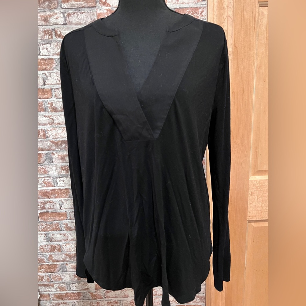 White House Black Market Women’s Knit Black Top Blouse Contrast Trim V-Neck Sm